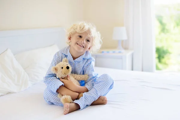 Дети в постели. Дети в пижаме. Семейная спальня . — стоковое фото