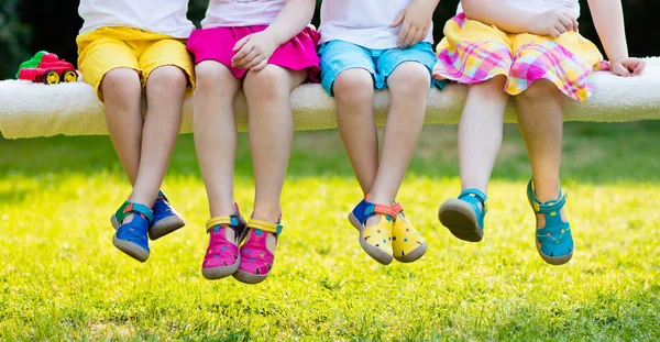 Дети в разноцветных туфлях. Детская обувь — стоковое фото