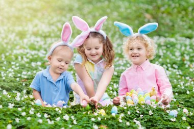 Çocuklarla tavşan kulaklara Paskalya yortusu yumurta avlamak.