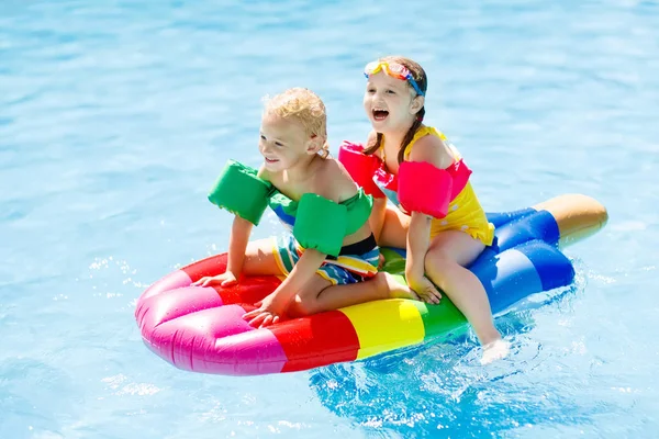 Bambini su galleggiante gonfiabile in piscina . — Foto Stock
