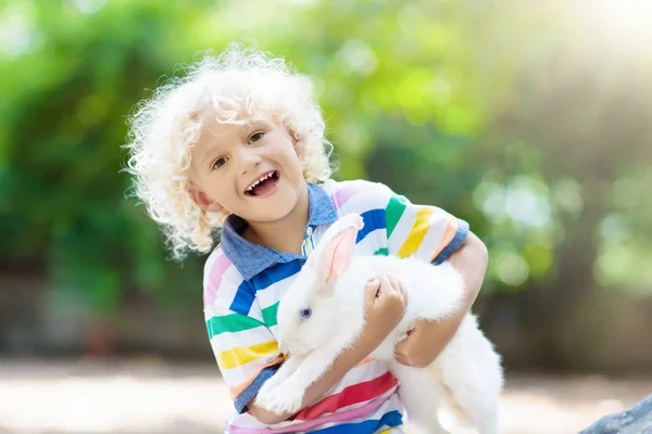 Dziecko z królika. Zajączek. Dzieci i zwierzęta. — Zdjęcie stockowe