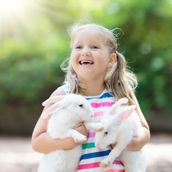 Enfant avec lapin. Lapin de Pâques. Enfants et animaux domestiques . — Photo