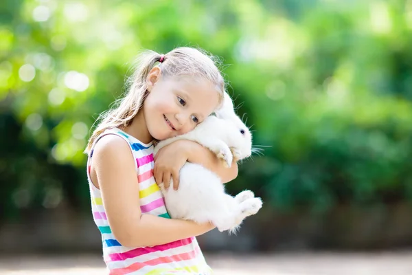 Niño con conejo. Conejito de Pascua. Niños y mascotas . — Foto de Stock