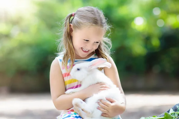 Kind mit Hase. Osterhase. Kinder und Haustiere. — Stockfoto