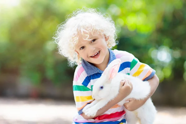 Kind met konijn. Paashaas. Kinderen en huisdieren. — Stockfoto