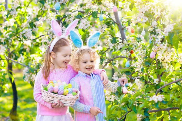 Påskägget. Barn med bunny öron och korg. — Stockfoto