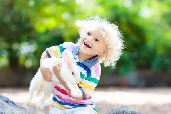 Niño con conejo. Conejito de Pascua. Niños y mascotas . — Foto de Stock