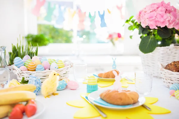 Café da manhã de Páscoa. Configuração da mesa de decoração de ovos — Fotografia de Stock