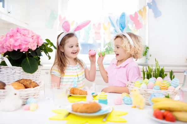 Easter egg hunt. Kids with bunny ears and basket. — Stock Photo, Image