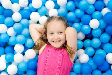 Çocuklar pit'e oynar. Top havuzunda oynayan çocuk