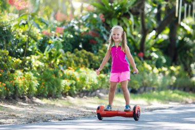 Vurgulu kurulu çocuk. Çocuklar binmek scooter.