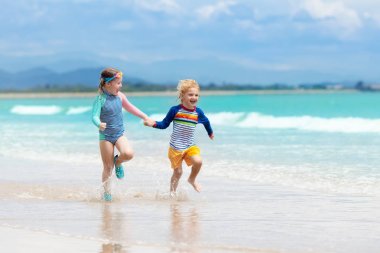Çocuklar tropik sahilde. Çocuklar denizde oyun.