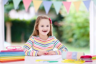 Çocuk için Okul ödevlerini yapıyor. Çocuklar öğrenmek ve boya.