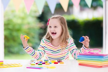 Çocuk için Okul ödevlerini yapıyor. Çocuklar öğrenmek ve boya.