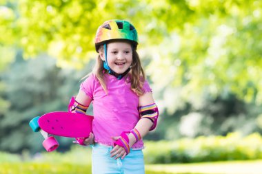 Çocuk sürme kaykay yaz Park