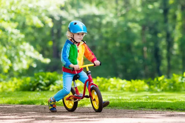 Barnen rida balans cykel i park — Stockfoto