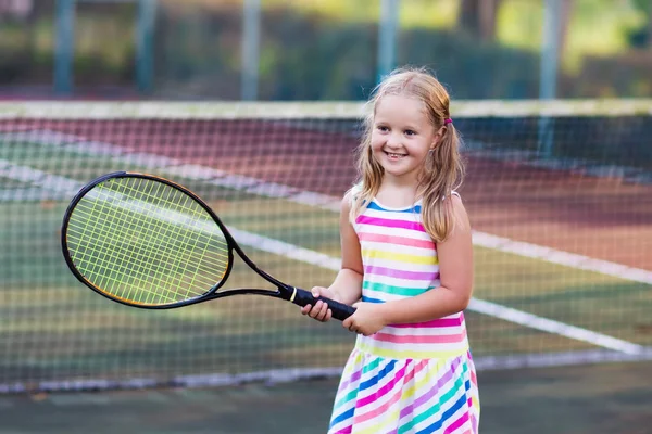 Kind spielt Tennis auf Außenplatz — Stockfoto