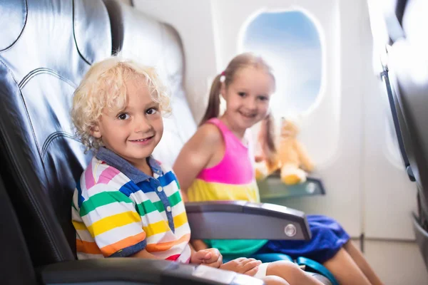 Niños volando en avión. Fligh con niños . — Foto de Stock