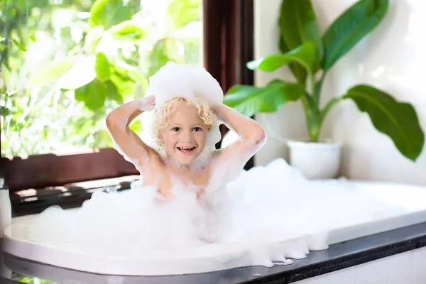 Criança em banho de espuma. Banho de criança. Bebê no chuveiro . — Fotografia de Stock