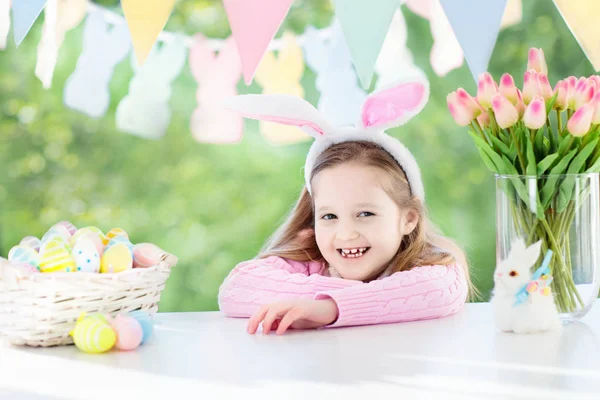 Lustiges Kleines Mädchen Mit Hasenohren Beim Frühstück Ostermorgen Tisch Mit — Stockfoto