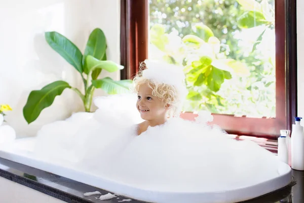 Criança em banho de espuma. Banho de criança. Bebê no chuveiro . — Fotografia de Stock