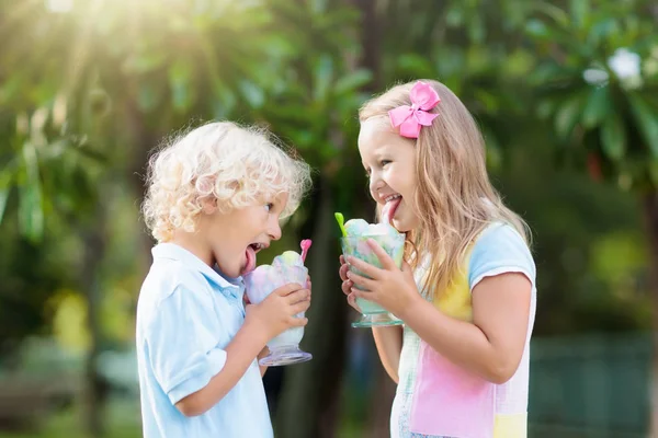 Miúdos a comer gelado. Criança com sobremesa de frutas . — Fotografia de Stock