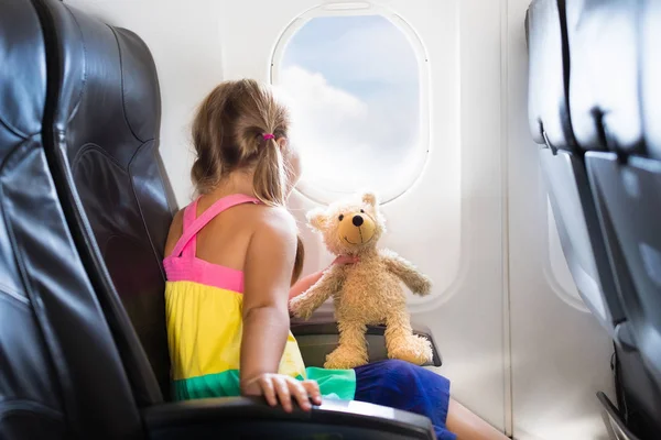 Niño en avión. Vuelo con niños. Vuelo familiar . — Foto de Stock