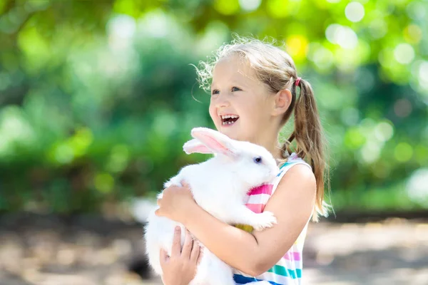 Niño con conejo. Conejito de Pascua. Niños y mascotas . — Foto de Stock