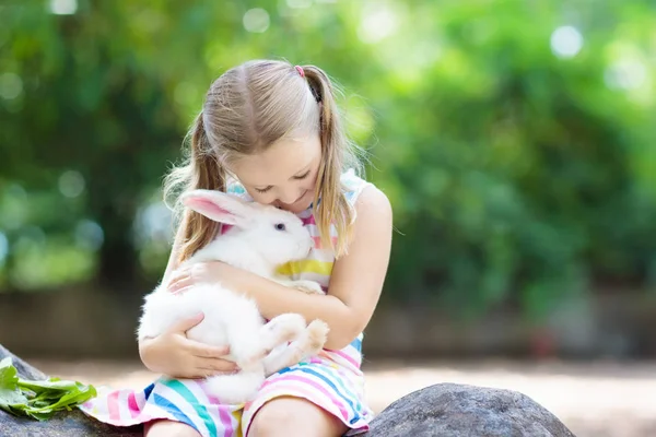 Ребенок с кроликом. Пасхальный кролик. Дети и домашние животные . — стоковое фото