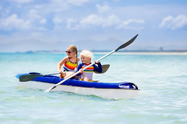 子供たちは海でカヤックします。熱帯の海でカヤックの子供たち — ストック写真