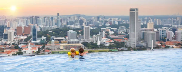 儿童游泳在新加坡顶部游泳池 — 图库照片