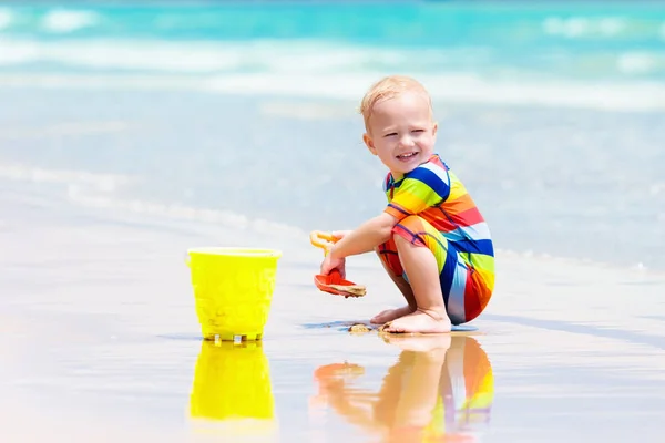 I bambini giocano sulla spiaggia tropicale. Giocattolo di sabbia e acqua . — Foto Stock