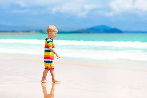 A gyerekek játszanak, trópusi tengerparton. Homok- és vízi játék. — Stock Fotó