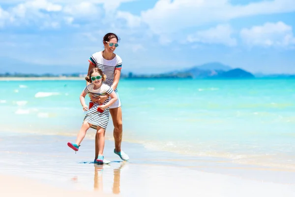 Anne ve çocuk tropik sahilde. Deniz tatil — Stok fotoğraf