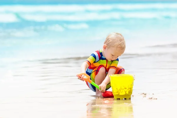 Les enfants jouent sur la plage tropicale. Jouet pour sable et eau . — Photo