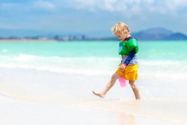 Barnen leker på tropical beach. Sand och vatten leksak. — Stockfoto