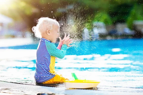 Baby in swimming pool. Family summer vacation. — Stock Photo, Image