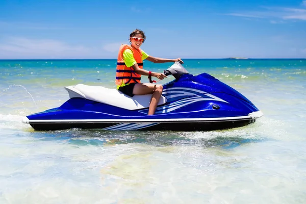 Tonåring på jet ski. Tonåren pojken vattenskidor. — Stockfoto