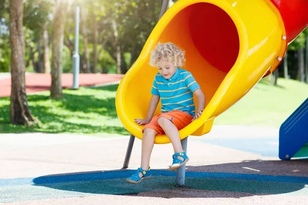 Kinder auf dem Spielplatz. Kinder spielen im Sommerpark. — Stockfoto