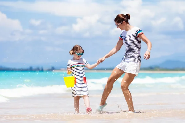 在热带海滩的母亲和孩子。海上度假 — 图库照片