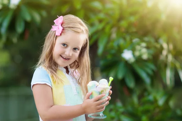 Les enfants mangent de la glace. Enfant avec dessert aux fruits . — Photo