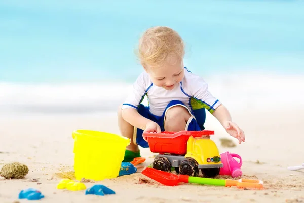 Les enfants jouent sur la plage tropicale. Jouet pour sable et eau . — Photo