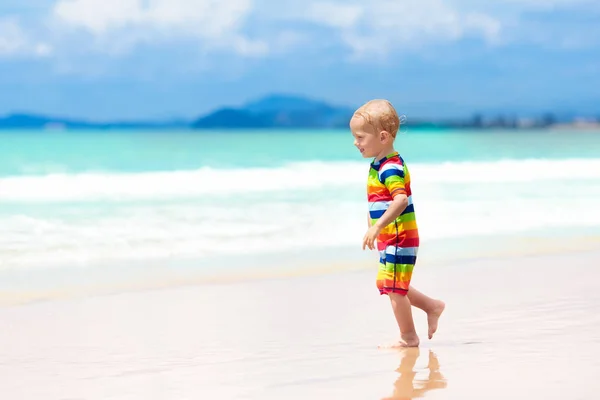 Los niños juegan en la playa tropical. Arena y agua juguete . —  Fotos de Stock