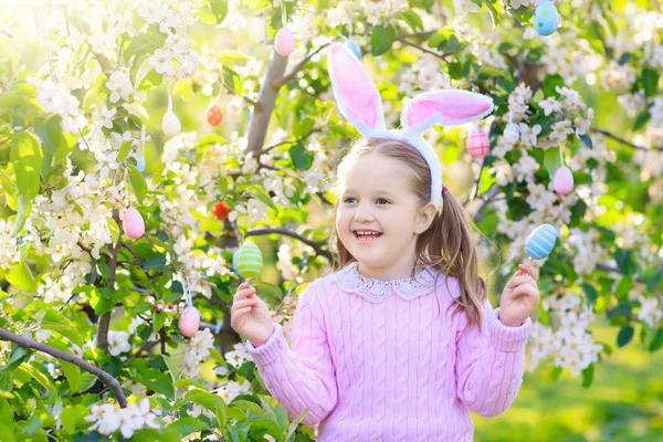 Barn med bunny öron på trädgården påskägg jaga — Stockfoto