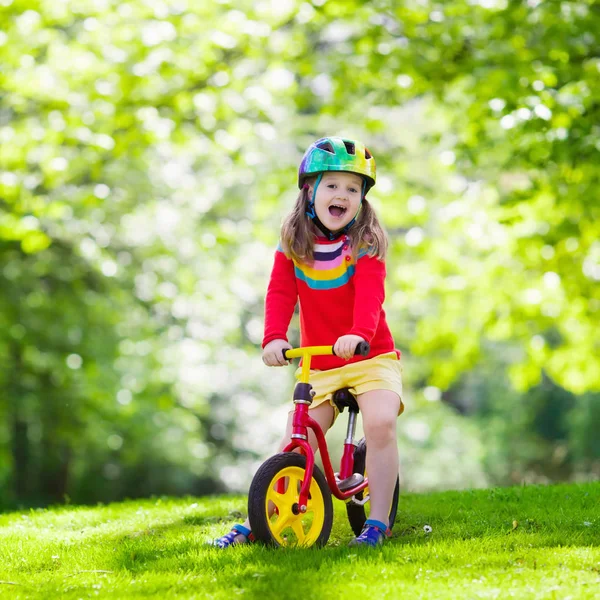 Balancier vélo enfant dans le parc — Photo