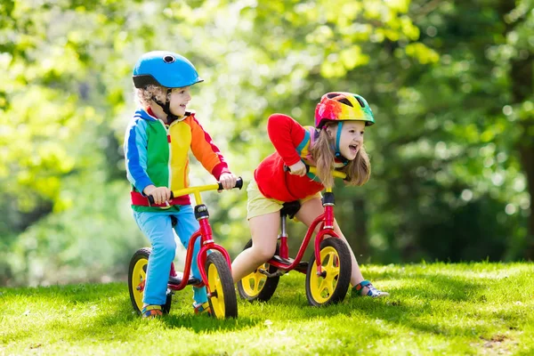 Barnen rida balans cykel i park — Stockfoto