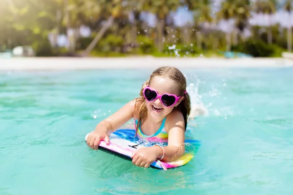 I bambini fanno surf sulla spiaggia tropicale. Vacanza con bambino . — Foto Stock