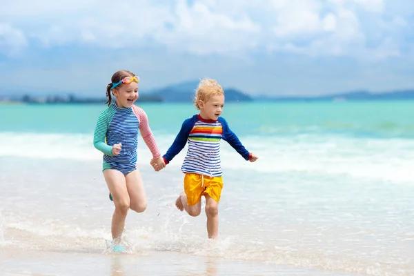 Enfants sur la plage tropicale. Enfants jouant en mer . — Photo