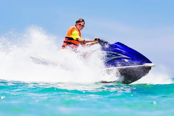 Adolescente em jet ski. Adolescente idade menino esqui aquático . — Fotografia de Stock