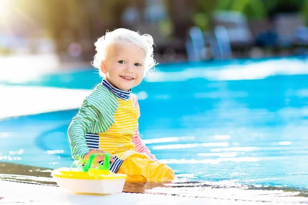 Bebé en la piscina. Vacaciones familiares de verano . — Foto de Stock